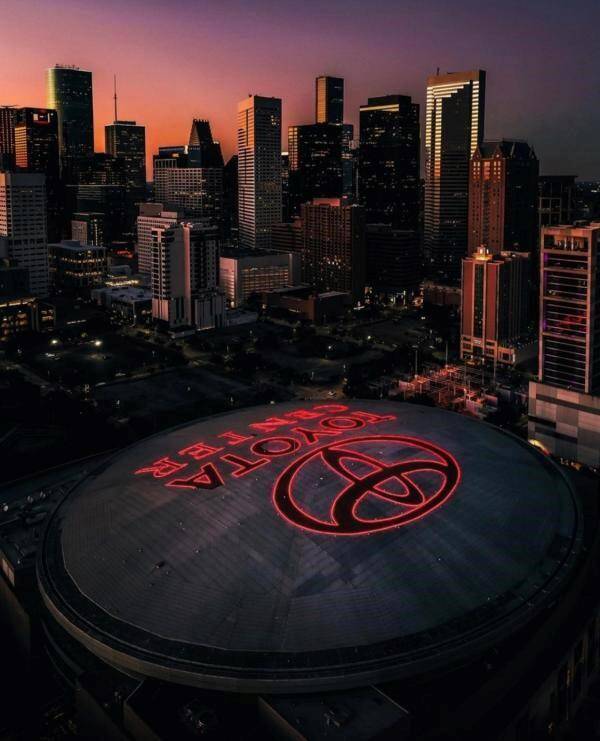 SHORT DISTANCE TO TOYOTA CENTER