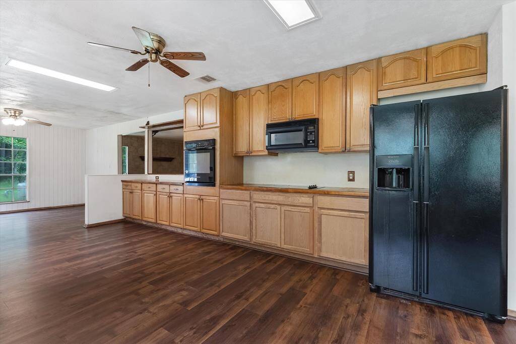 Large kitchen with tons of counter space!