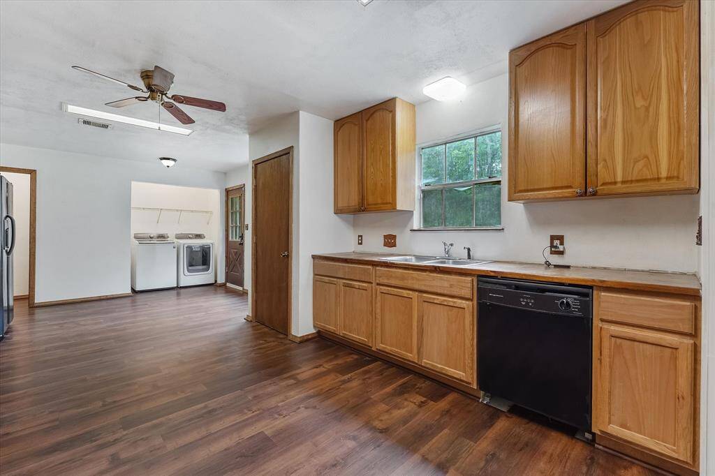 Another view of the kitchen.