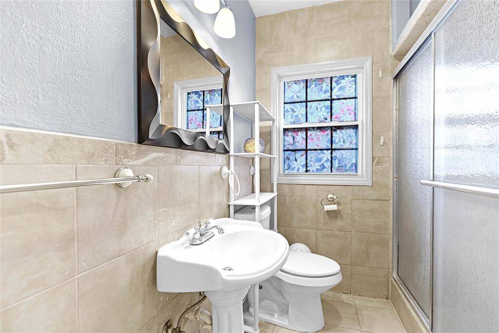 Full bathroom 1st Floor