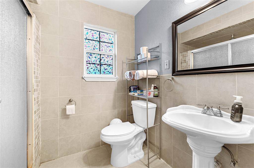 Full bathroom 2nd floor