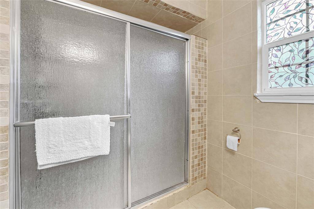 Full bathroom 2nd floor