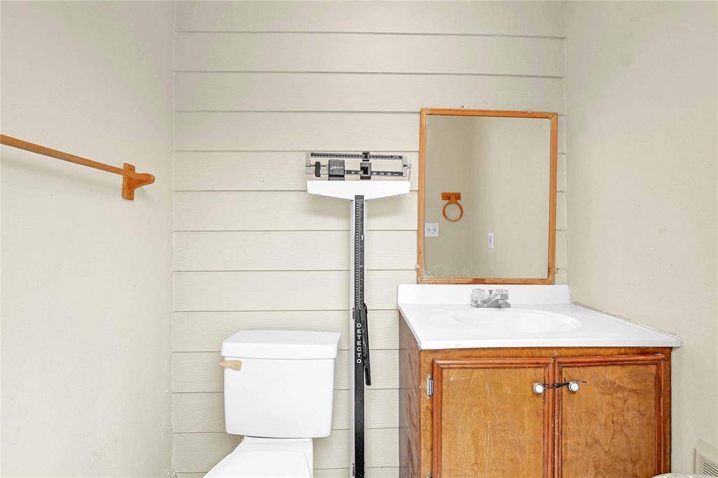 Half bathroom - outside