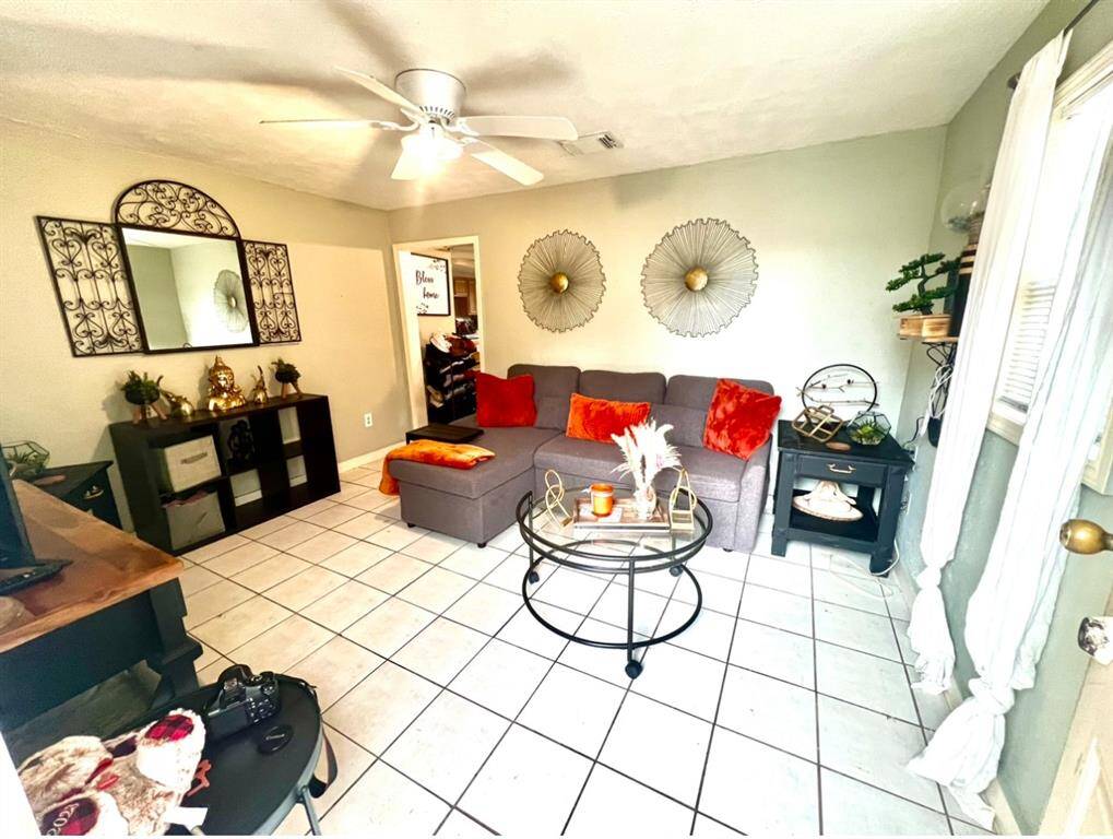 Garage apartment Living room area