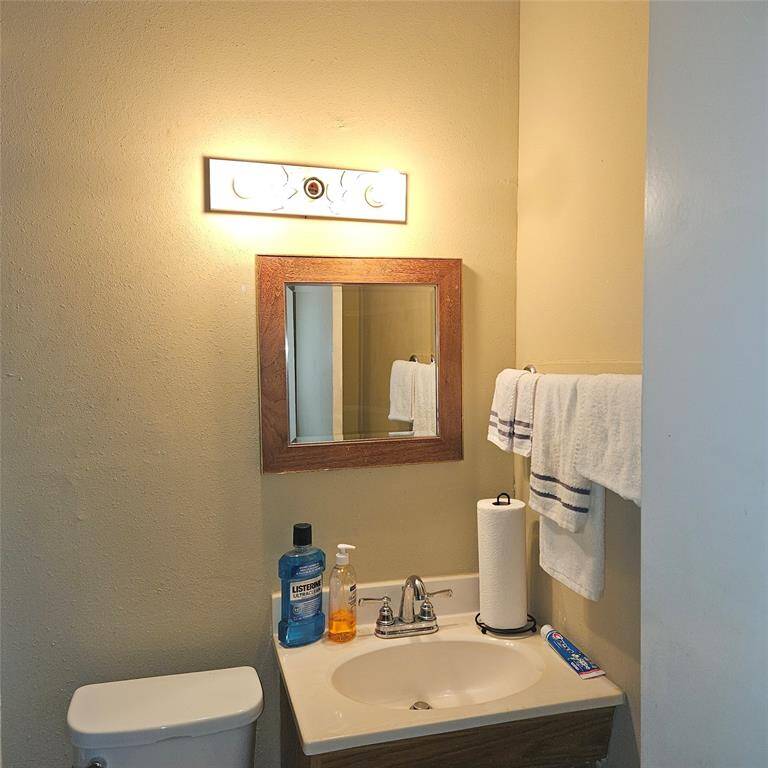 Unit B_Hall Bathroom