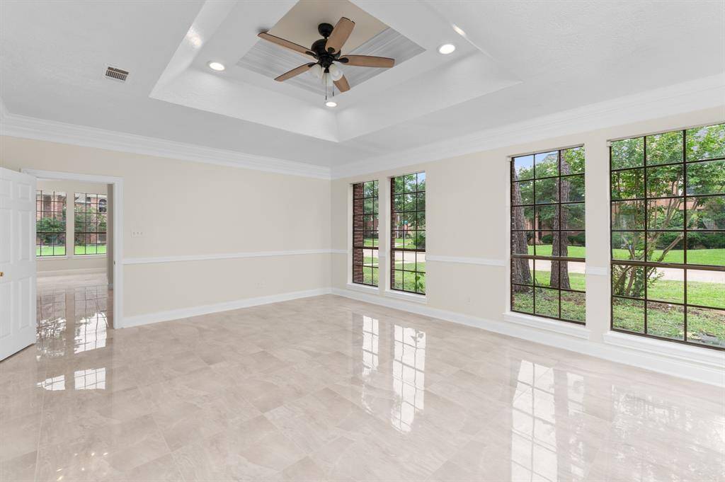 Primary bedroom (1st floor)