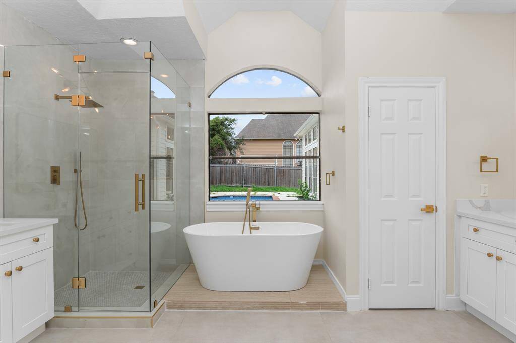 Primary bathroom(1st floor)