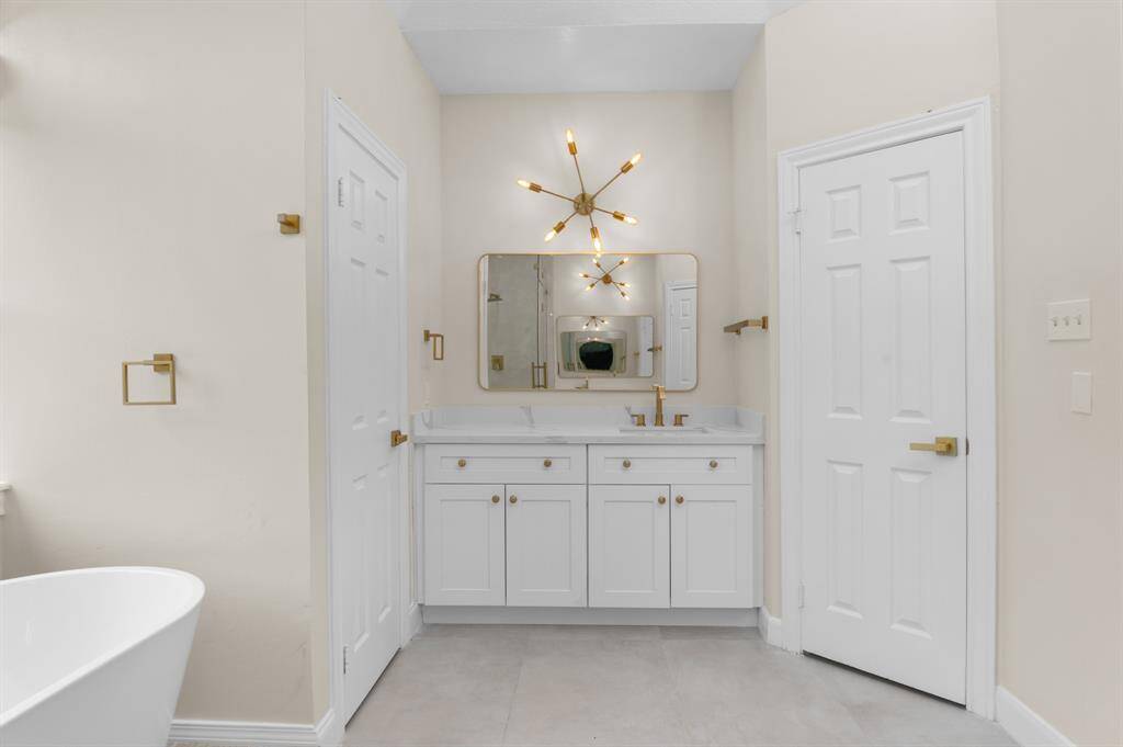 Primary bathroom(1st floor)
