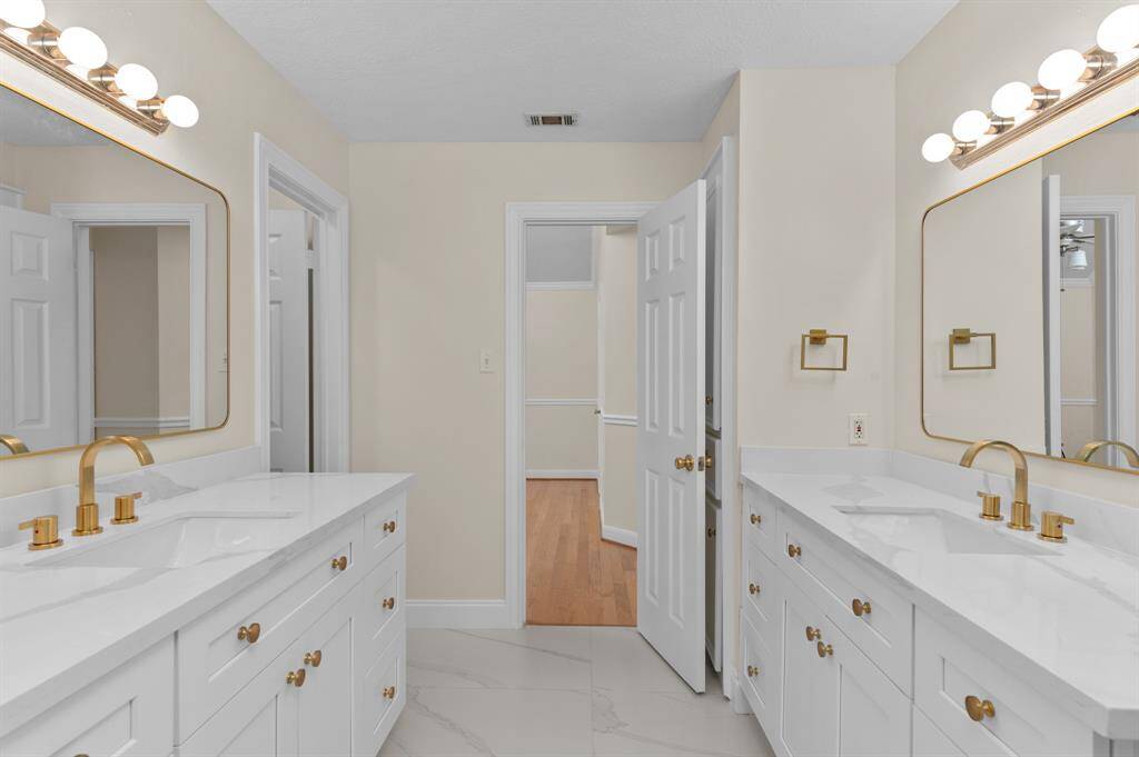 Fully renovated bathroom with newly painted interiors (2nd floor)