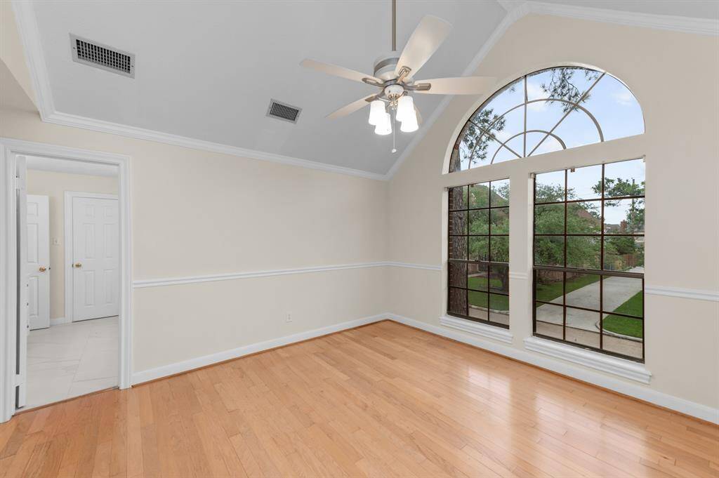 Secondary bedroom (2nd floor)