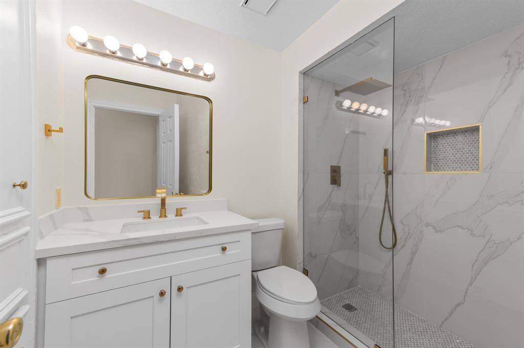 Secondary bathroom (2nd floor)