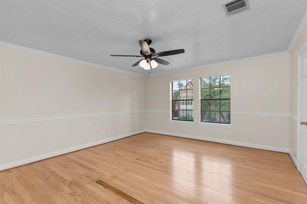 Secondary bedroom (2nd floor)