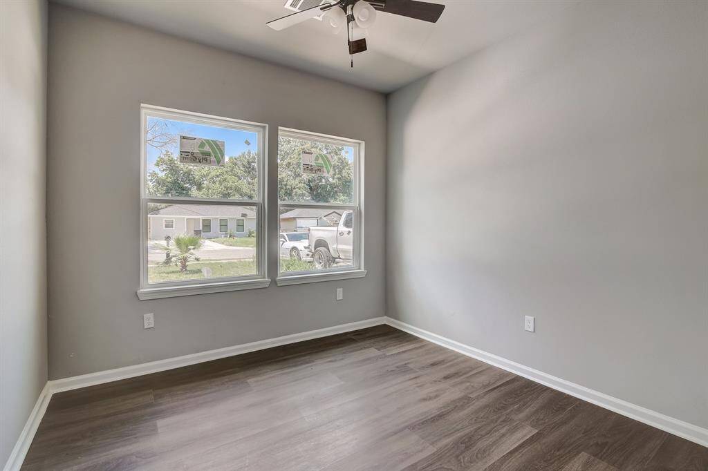 Bedroom with Tiled floors