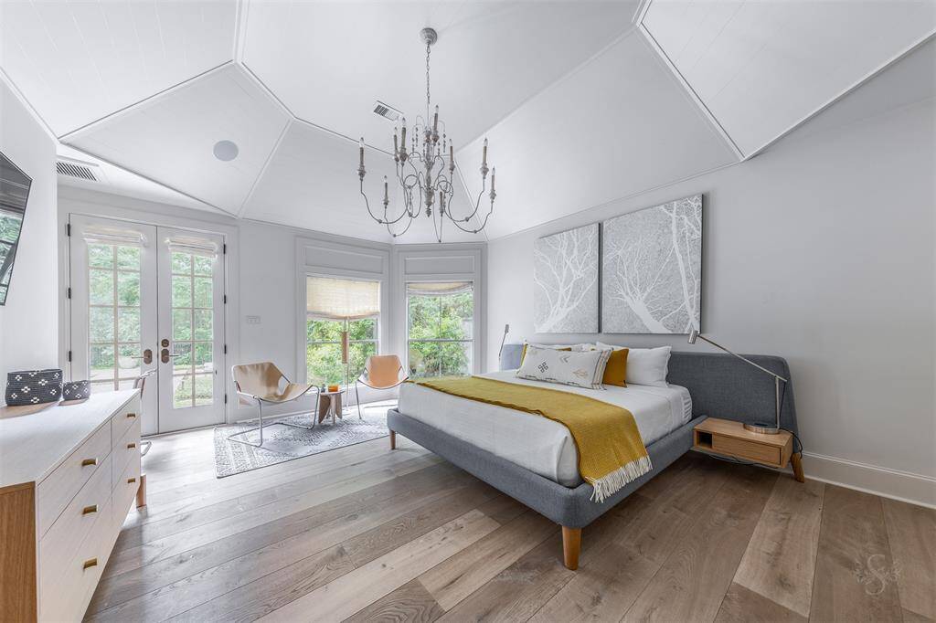 Primary bedroom with octagonal wood ceiling and easy access to enjoy the outdoor and nature.