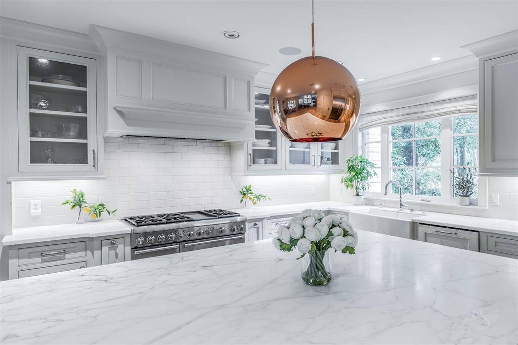 Kitchen island is magnificent! (8.3" x 5.8')