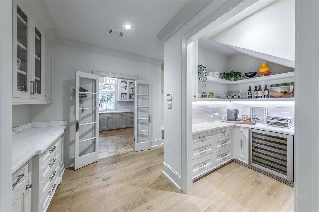Butler's pantry has a 6.3 ft long serving bar.