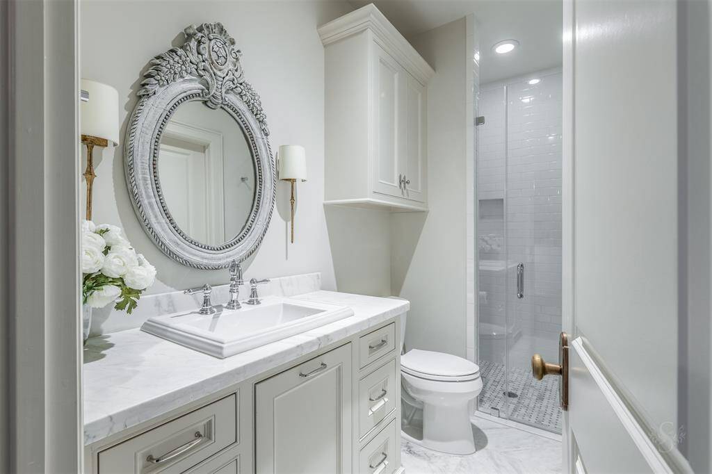 Ensuite secondary bathroom.