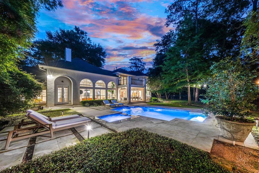 This half acre lots gives to a ton of green space, as well as backyard entertainment & pool amenities.