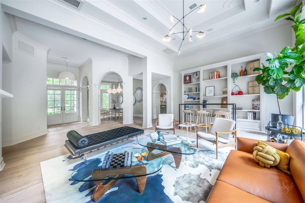 The foyer and dining room flows efforlessly into open concept formal dining room