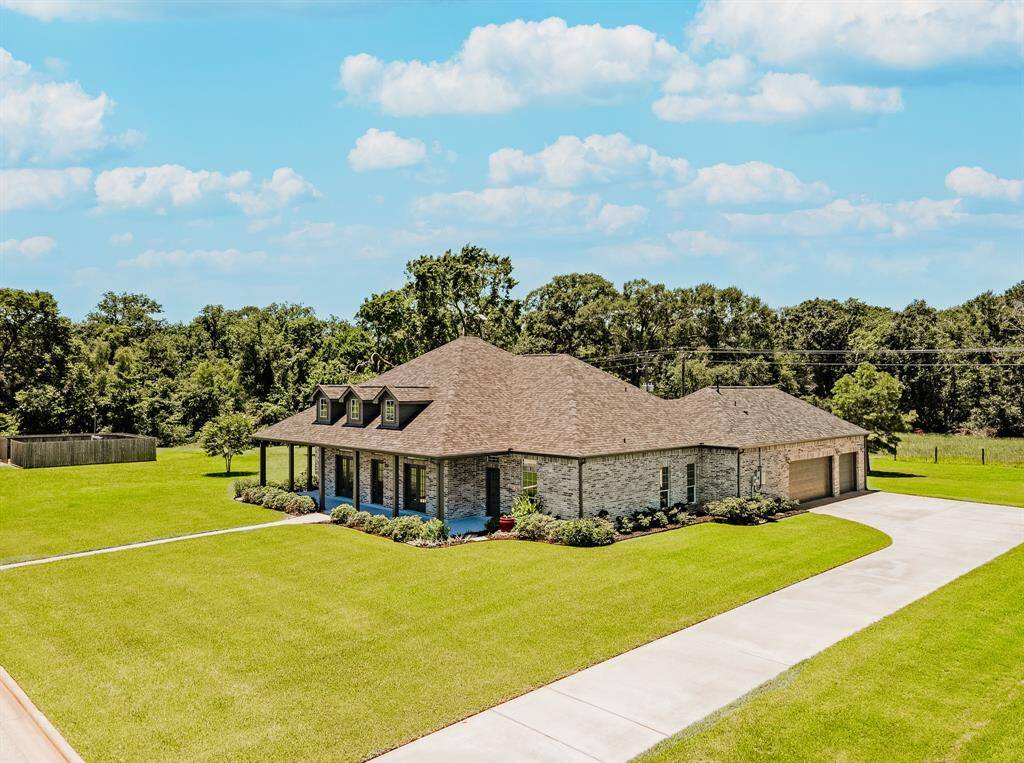 Great view showing the garage, plenty of room for your cars and golf cart!
