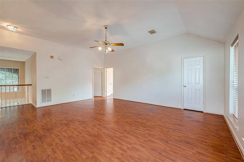 LARGE GAME ROOM ON THE 2ND FLOOR.