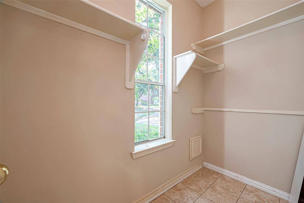 MASTER CLOSET.