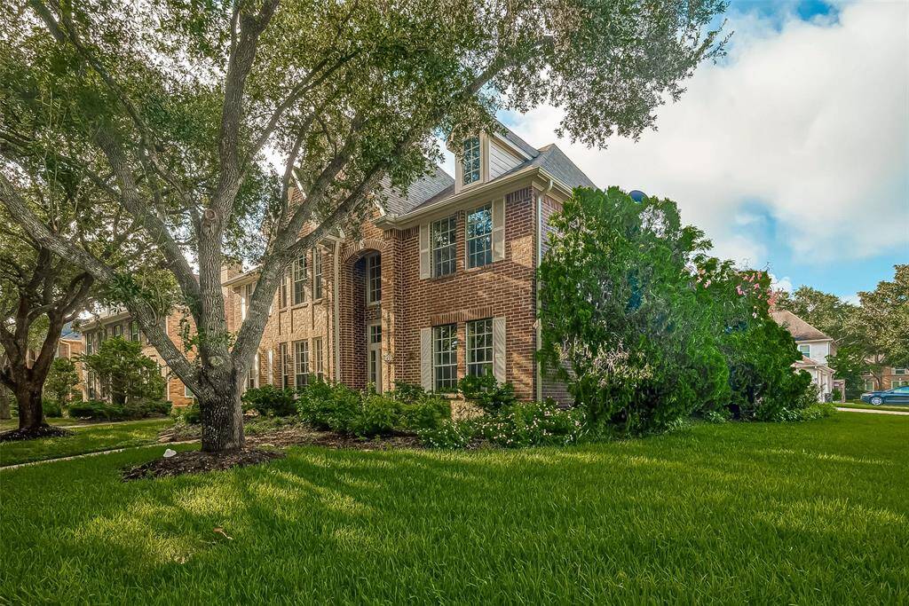 Side View of the House. CORNER LOT. ZONED TO OUTSTANDING FORT BEND SCHOOLS