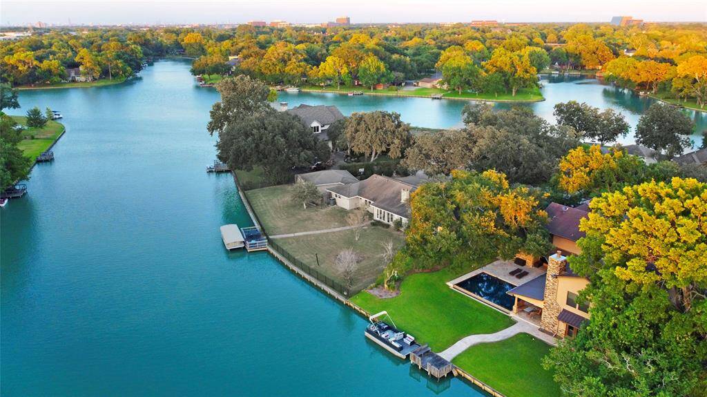 The property has a prime location on an extra-wide canal of 44-acre recreational Lake Venice.