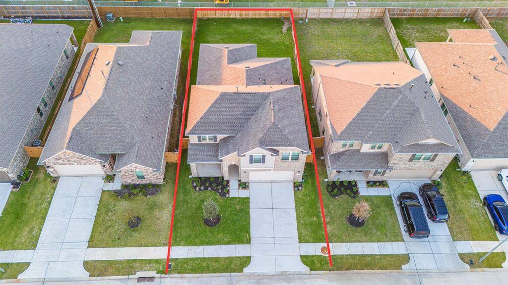 This home sits on a large lot with ample yard space in front and the back, lush landscaping, a well-maintained yard.