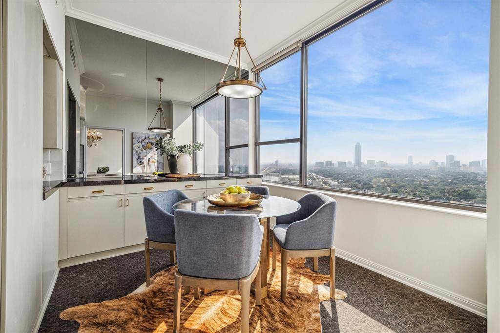 Fabulous views continue right into the kitchen/breakfast area.