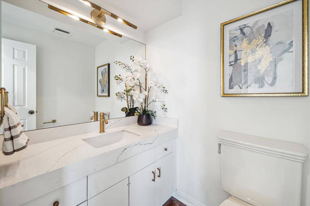 Powder bath just off the den/sitting area.