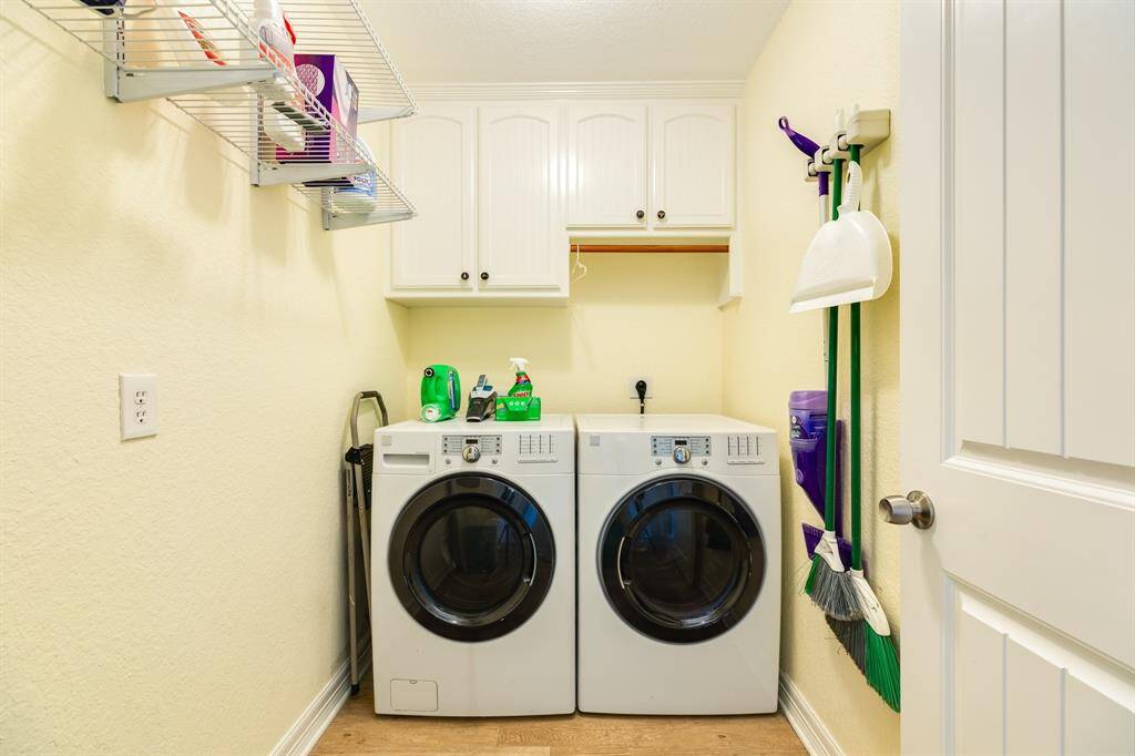Utility Room w Washer/Dryer