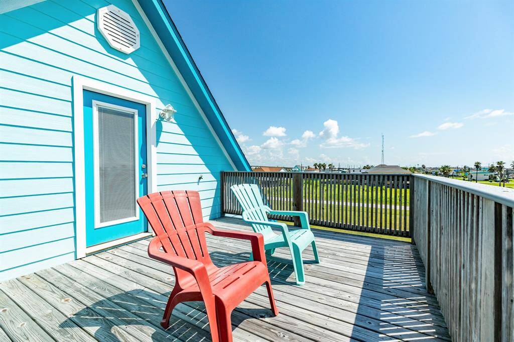 Upstairs deck w Gulf View