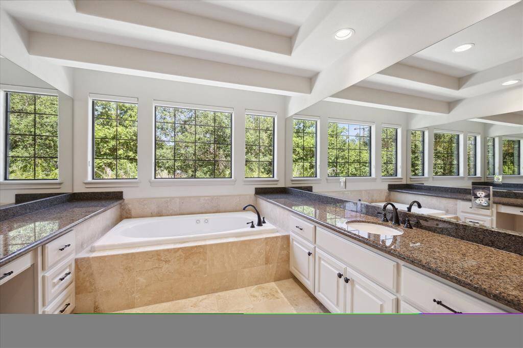 These windows that introduce a touch of nature into the primary bathroom are sure to be adored.