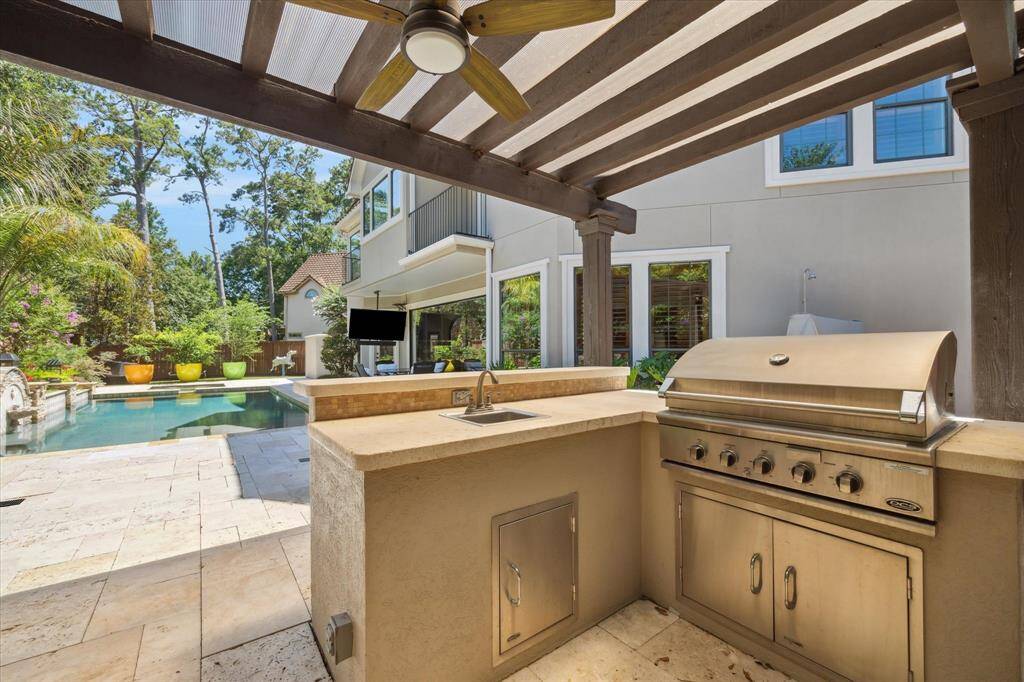 Make the most of summer by barbecuing beside the pool with this amazing outdoor kitchen covered kitchen!