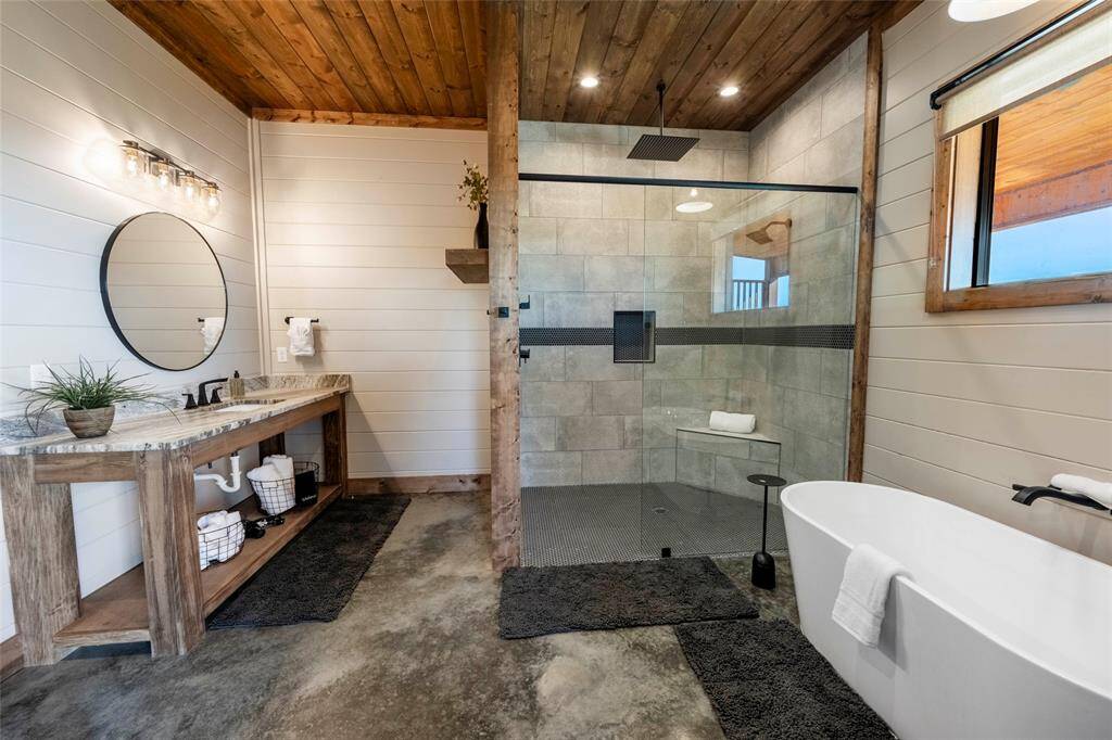 Luxuriate in the indulgence of walk-in showers with rain shower heads (East Master Shower)