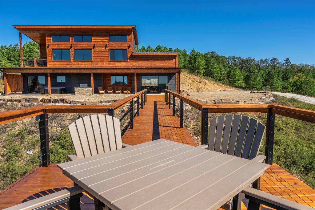 Ascend to new heights on the sky deck of this mountain top retreat