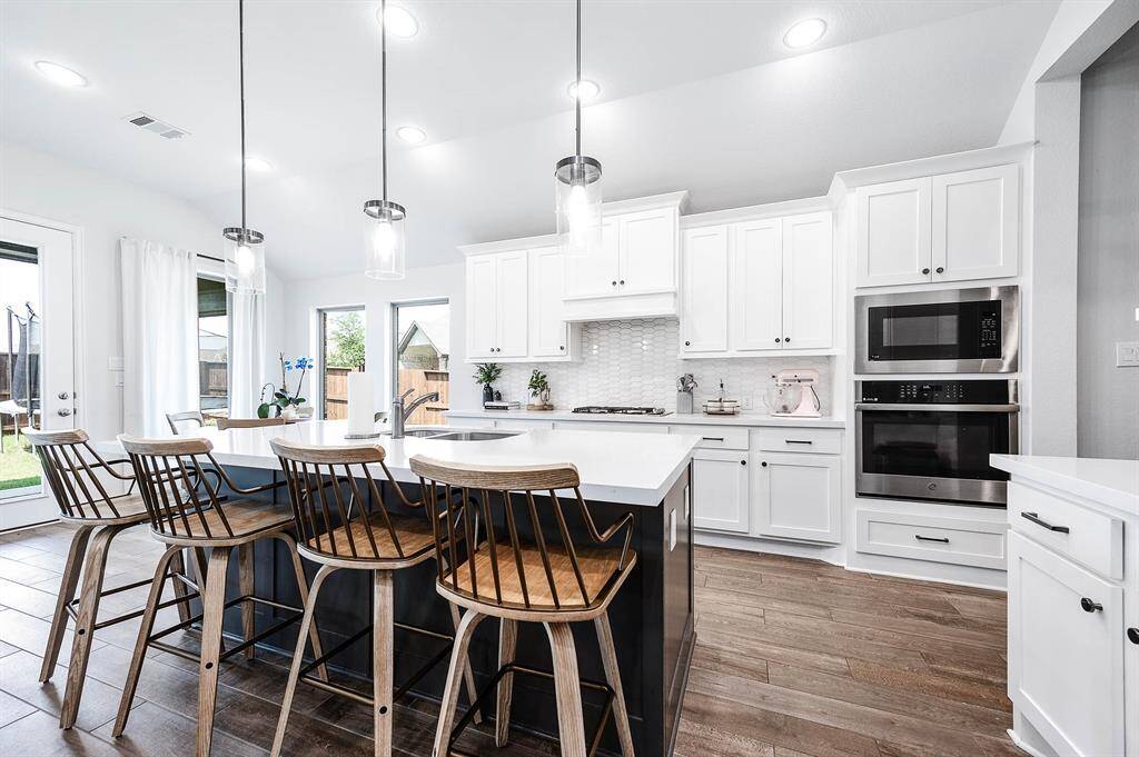 Close-up of the breakfast bar, adorned with elegant teardrop lighting, creating a stylish and inviting space for casual dining and entertaining.