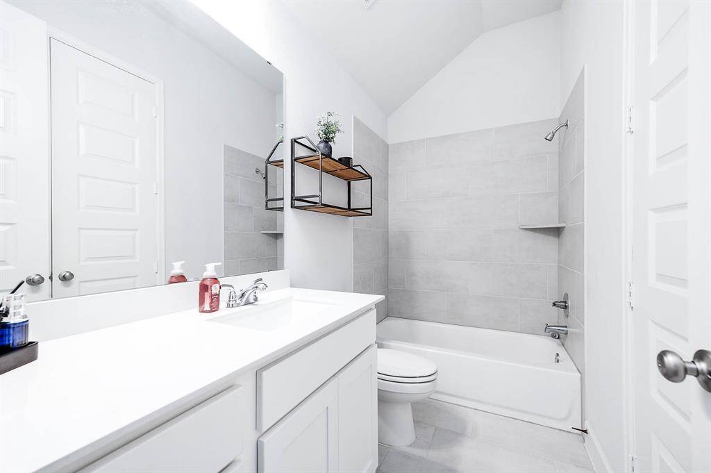 Private full-sized en-suite bathroom