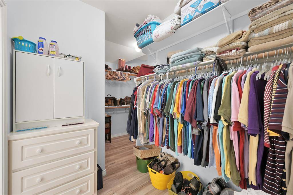 Huuugeee primary closet !
