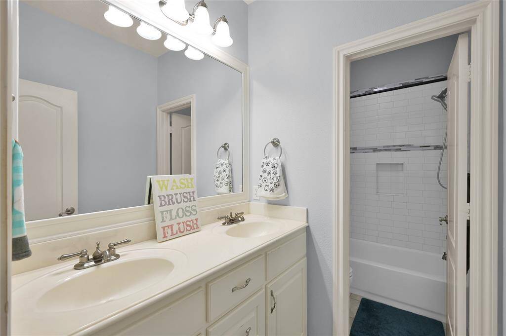 Dual vanities in 2nd bath