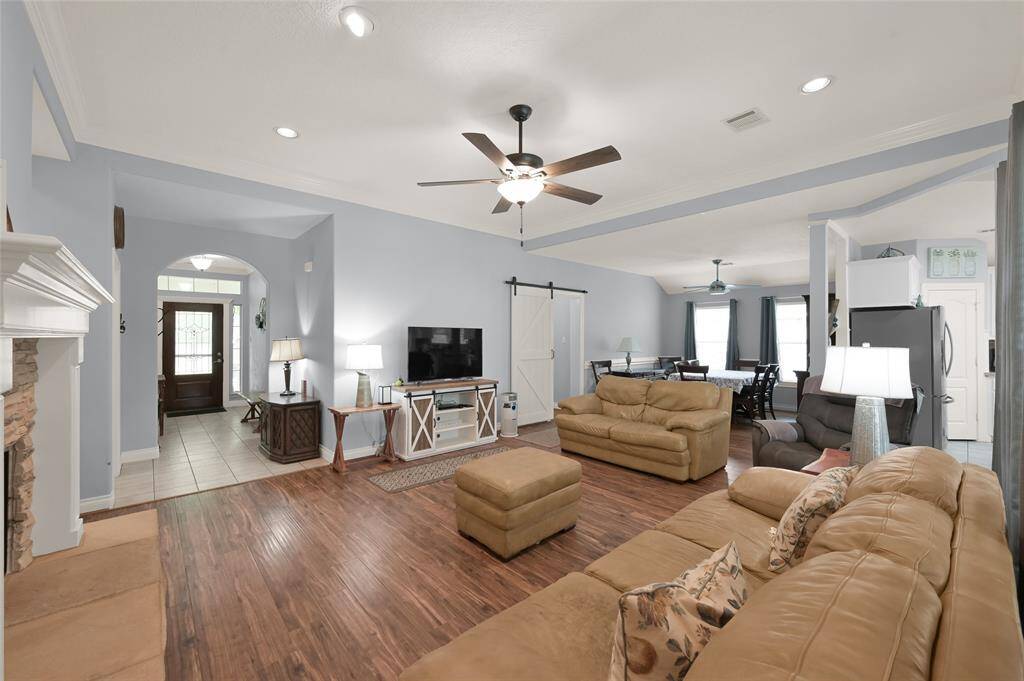 Bright, neutral colors, high ceilings and spotlss floors