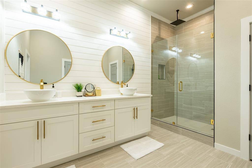 Gorgeous oversized shower.