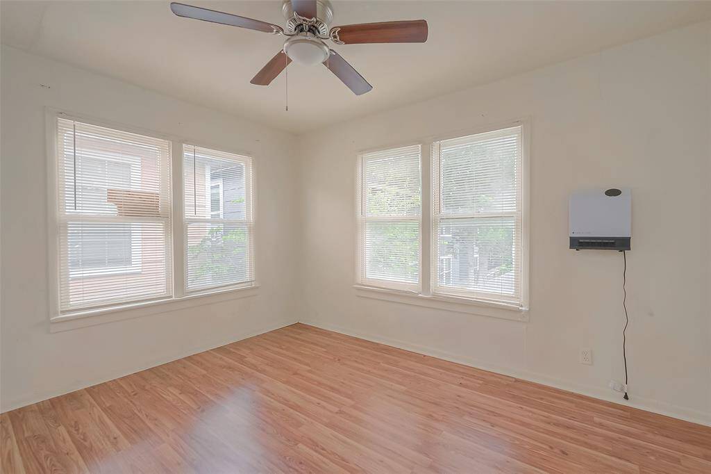 A different view of the living area.