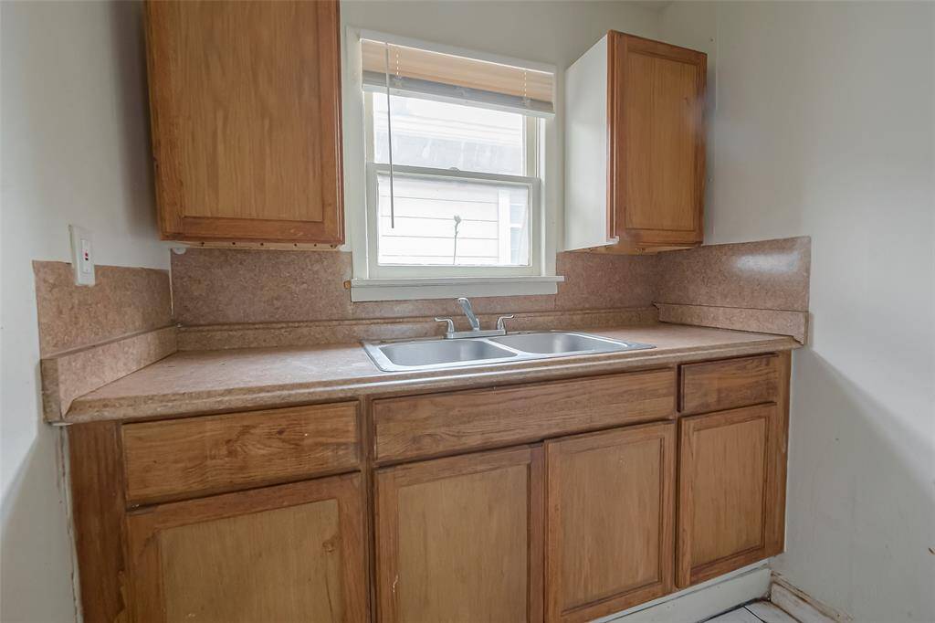 Ample storage space for all the kitchen essentials.