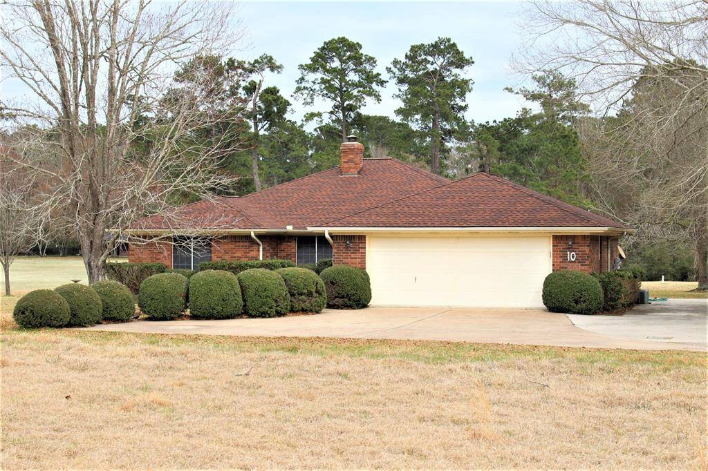 Welcome Home to 10 Hillcrest, in the lovely Westwood Shores, Trinity Texas