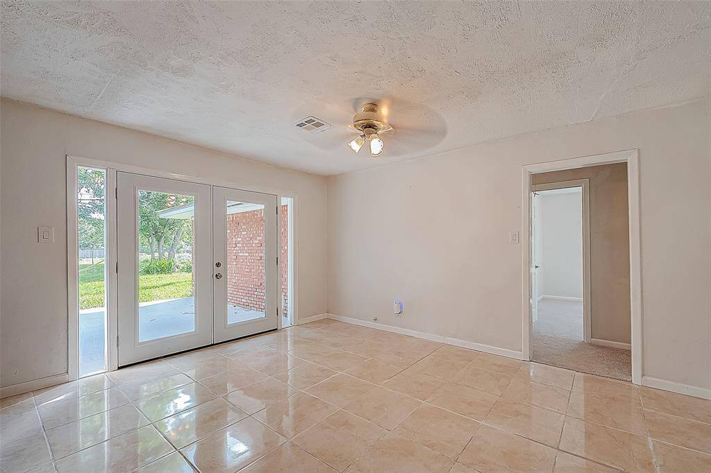 THE BREAKFAST ROOM FEATURES A CEILING FAN AND PLENTY OF NATURAL LIGHT.
