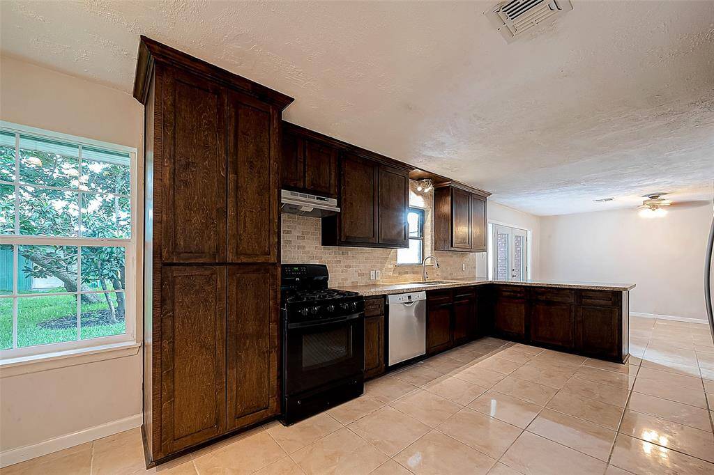 ANOTHER LOOK AT THE KITCHEN WITH FULL CEILING HEIGHT CABINETS. OPEN A DRAWER AND TAKE NOTE OF THE SOFT-CLOSE FEATURE.