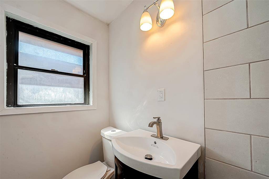 THE PRIMARY BATHROOM OFFERS NATURAL LIGHT.