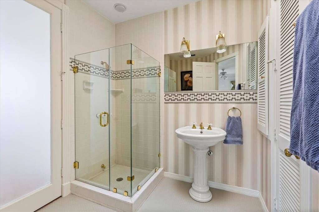 Full bath with guest room and hallway access